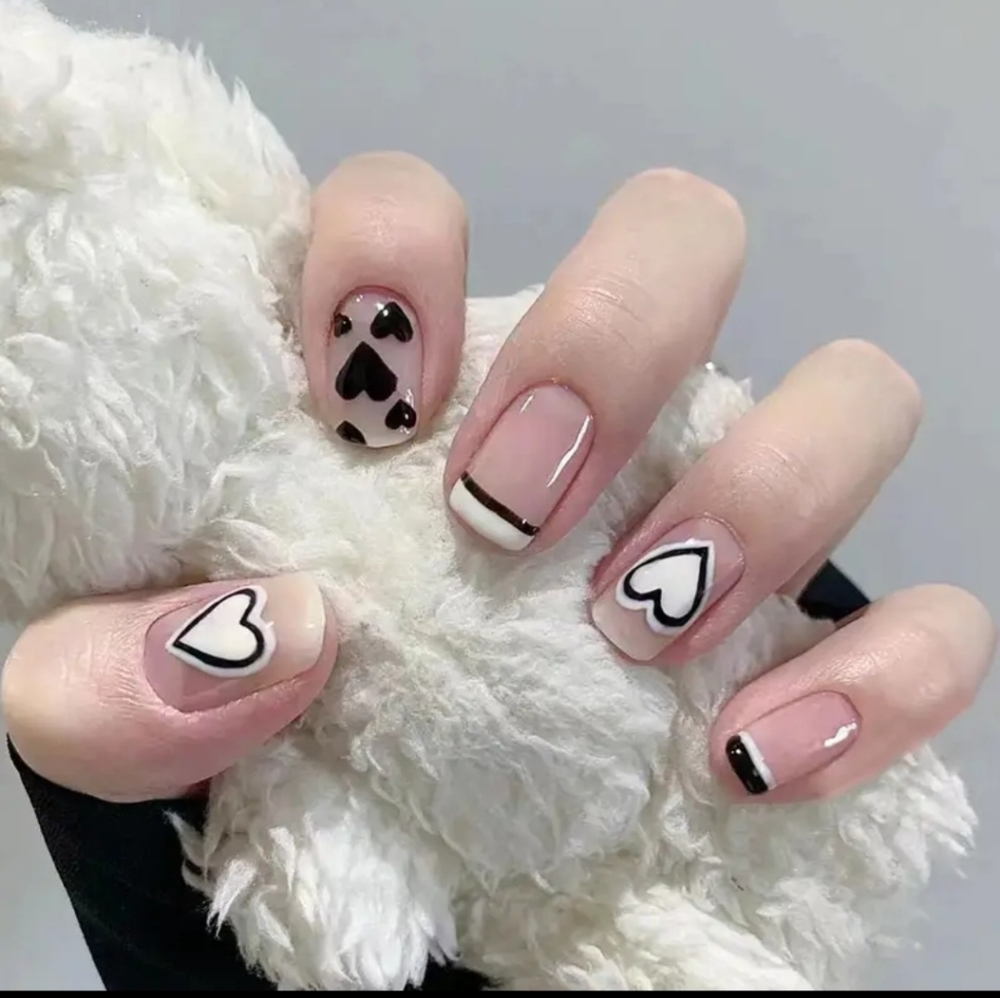 Black and White Hearts Press on nails